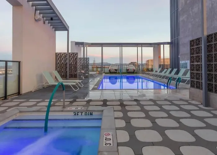 Apartment Boulevard Modern Highrise Stu Sky Pool Parking Gym 10 *